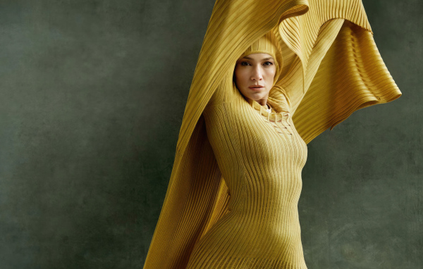 Актриса Дженнифер Лопес в желтом наряде