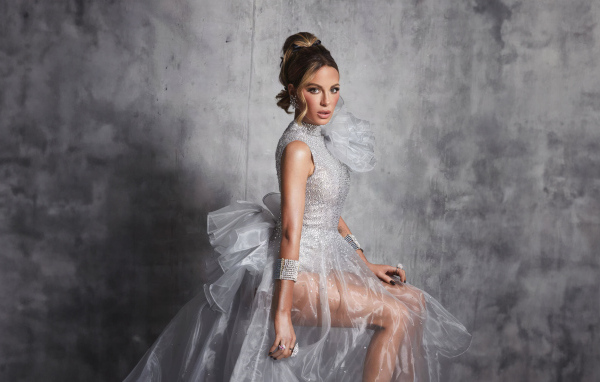 Актриса Кейт Бекинсейл в платье на сером фоне