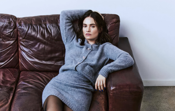 Актриса Лили Джеймс лежит на диване