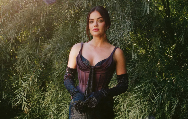 Актриса Люси Хейл в черном платье у зеленых зарослей