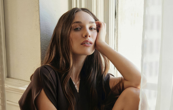 Актриса Мэдди Зиглер сидит у окна