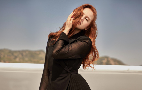 Актриса Мэделин Петш в черном наряде закрыла лицо волосами