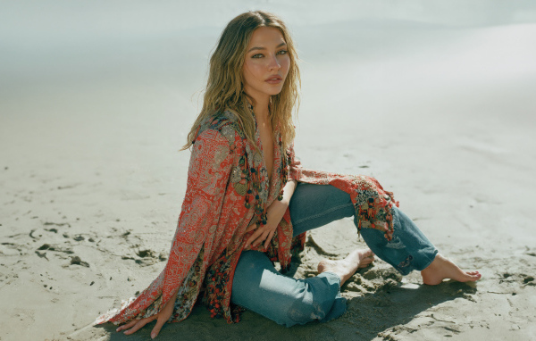 Актриса Мэдлин Клайн сидит на песке