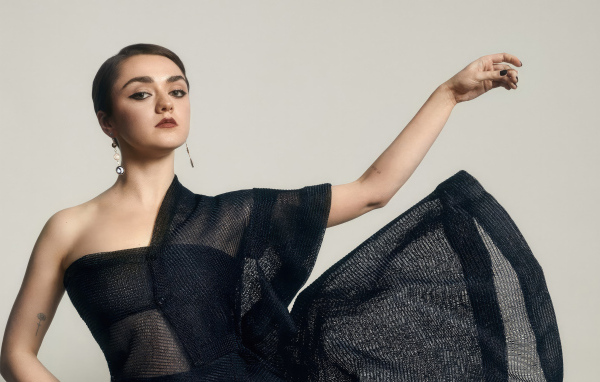 Актриса Мэйси Уильямс в черном платье на сером фоне