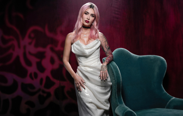 Актриса Меган Фокс в белом платье у кресла