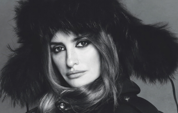 Актриса Пенелопа Крус в меховой шапке