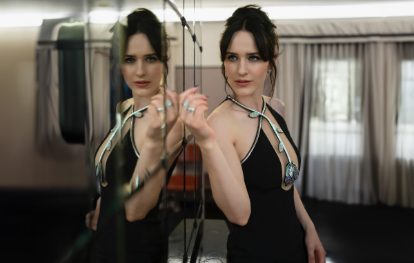 Актриса Рэйчел Броснахэн смотрит на свое отражение