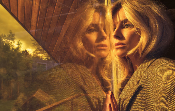 Актриса Сиенна Миллер отражает в окне