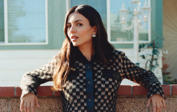 Актриса Виктория Джастис в теплой кофте