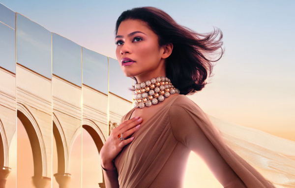 Актриса Зендая с украшениями на шее
