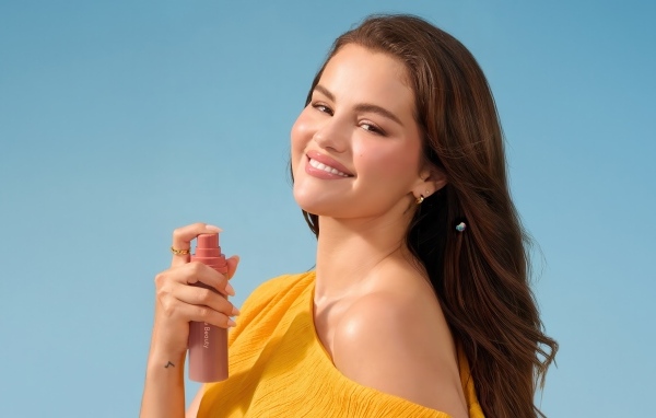 Актриса и певица Селена Гомес со спреем в руках