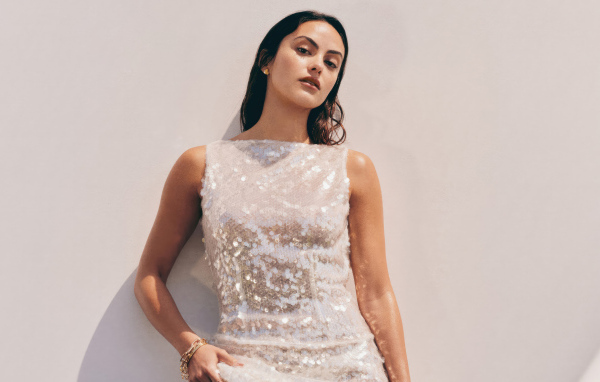 Американская актриса Камила Мендес в блестящем платье