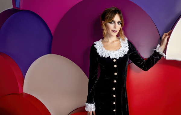 Американская актриса Кирнан Шипка на разноцветном фоне