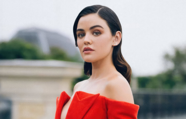 Американская актриса Люси Хейл в красном наряде