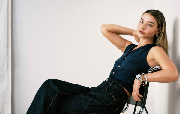 Американская актриса Мэдлин Клайн сидит на стуле