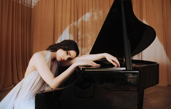Американская актриса София Карсон с роялем
