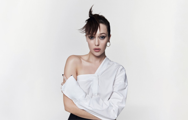 Австралийская актриса Алиша Дебнем-Кэри в белой рубашке