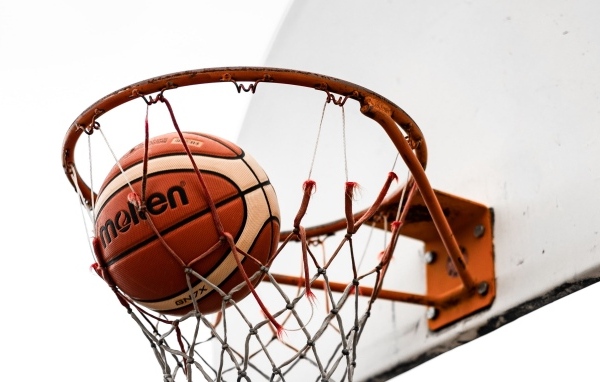 Мяч в сетке баскетбольного кольца