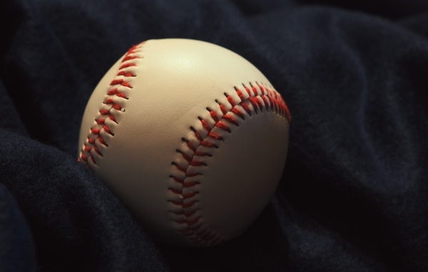 Бейсбольный мяч на черной ткани 