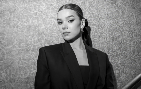 Красивая американская актриса Хейли Стейнфилд в черном костюме