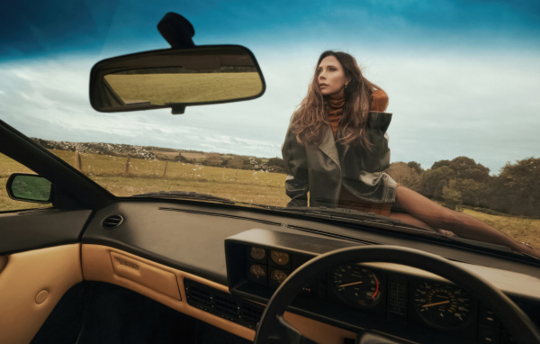 Красивая Виктория Бекхэм сидит на машине