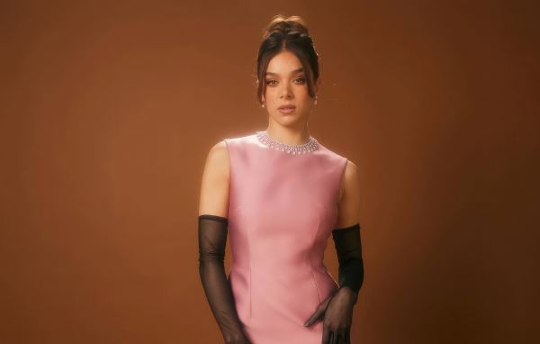 Красивая актриса Хейли Стейнфилд в розовом платье и черных перчатках