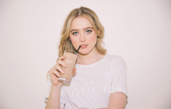 Красивая блондинка Кэтрин Ньютон  с напитком в руках