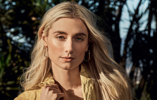 Красивая блондинка актриса Элизабет Дебики