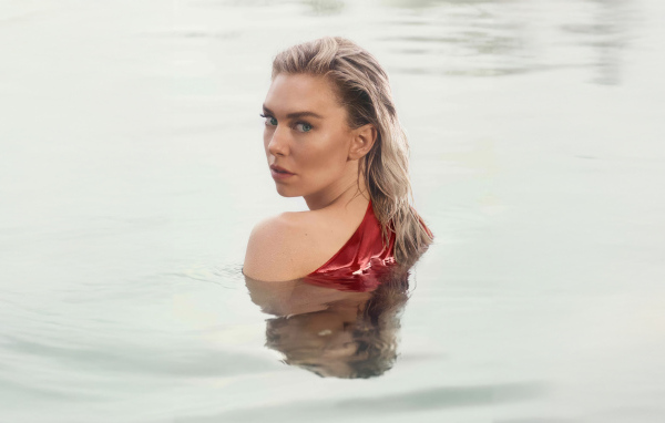 Красивая блондинка актриса Ванесса Кирби в воде