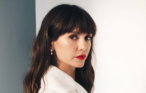 Красивая кареглазая девушка актриса Нина Добрев