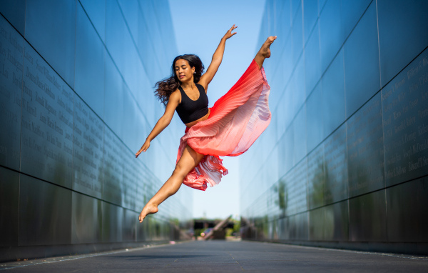 Красивая девушка делает красивый прыжок 