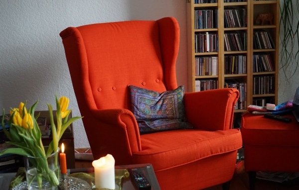 Большое красное кресло в комнате