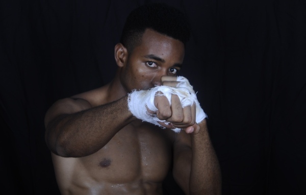 Темнокожий мужчина боксер 