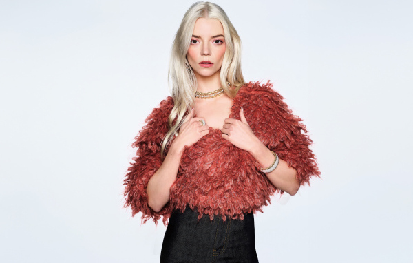 Блондинка Аня Тейлор-Джой на сером фоне