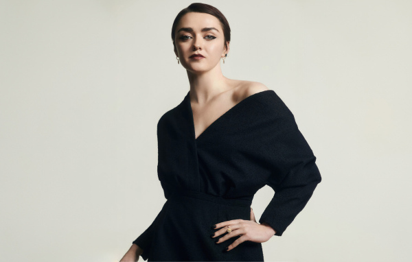 Яркая актриса Мэйси Уильямс в черном платье