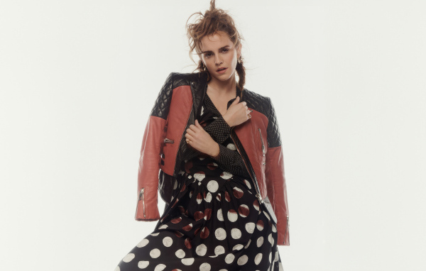 Британская актриса Эмма Уотсон на сером фоне