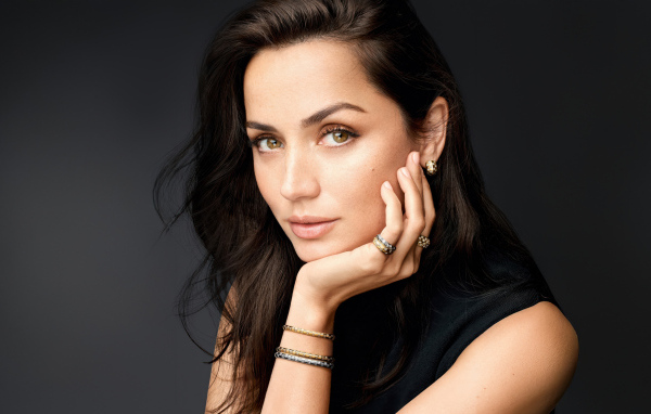 Кареглазая девушка актриса Ана де Армас на сером фоне