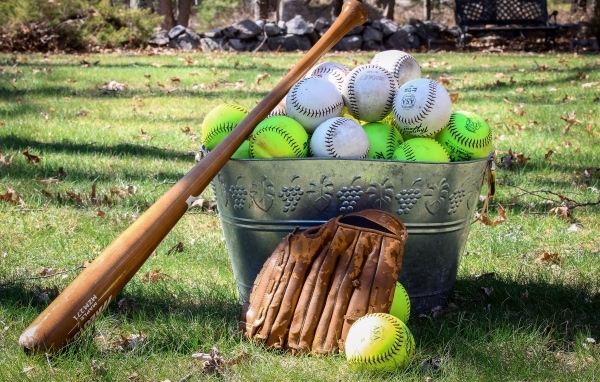 Ведро с бейсбольными мячами и битой