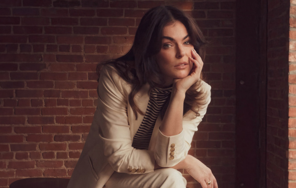 Канадская актриса Серинда Суон в белом костюме