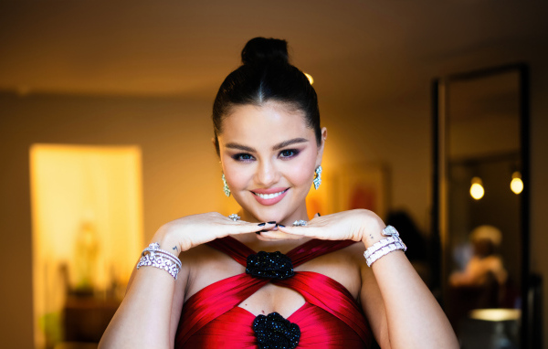 Очаровательная улыбка молодой девушки Селены Гомес