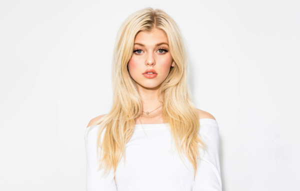 Милая блондинка популярная девушка Лорен Грей