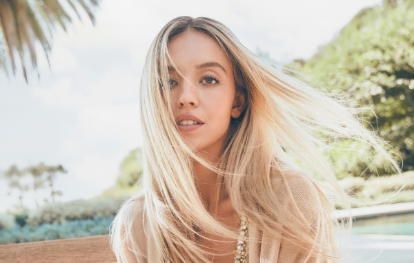 Милая блондинка с длинными волосами Сидни Суини