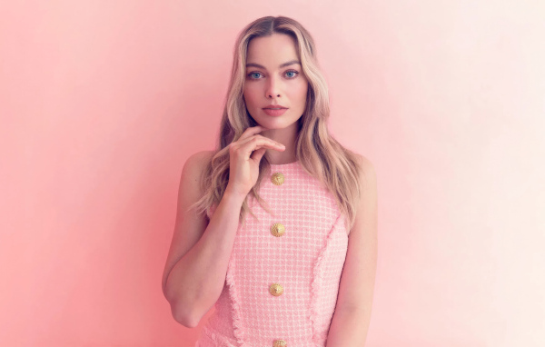 Милая голубоглазая блондинка Марго Робби на розовом фоне