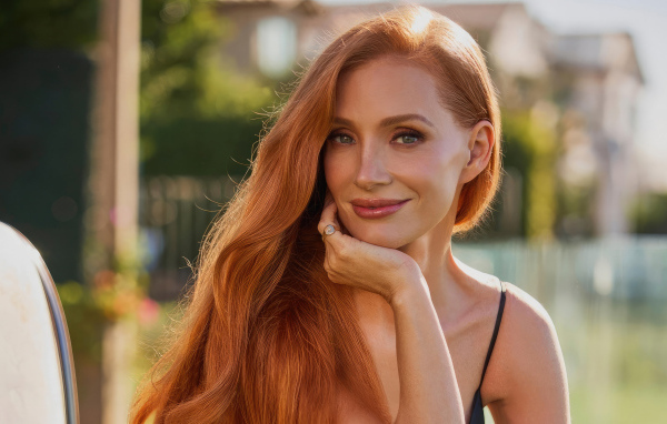 Милая голубоглазая рыжеволосая девушка актриса Джессика Честейн