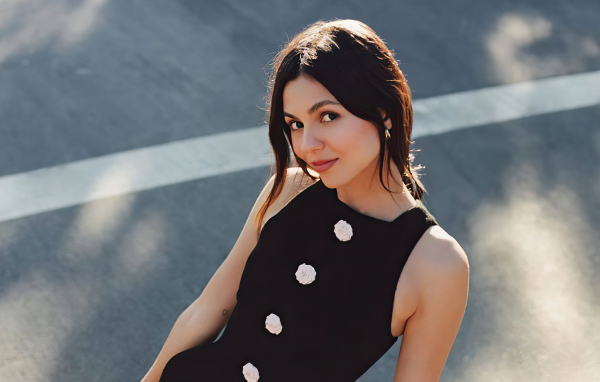 Милая кареглазая брюнетка актриса Виктория Джастис