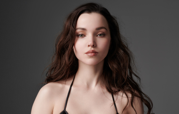 Милое лицо девушки Дав Кэмерон на сером фоне