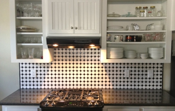 Электрическая плита в кухне с белым гарнитуром