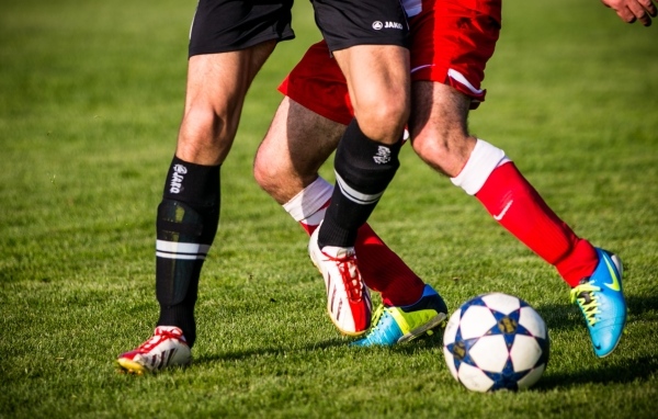 Футболисты играют в футбол на поле