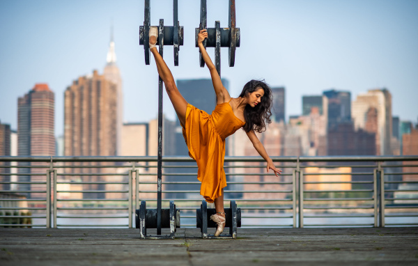 Девушка балерина на фоне города