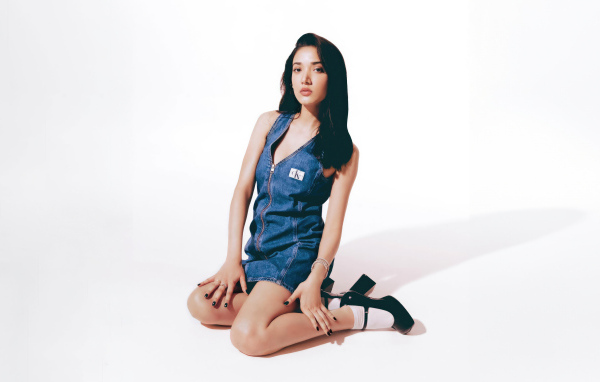 Индийская актриса Медха Шанкр на белом фоне